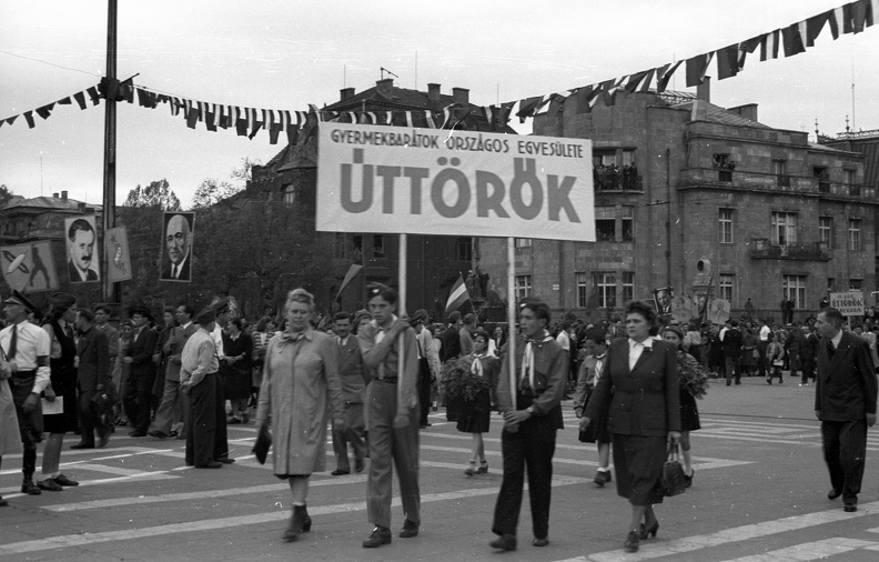 Hősök tere, jobbra az Andrássy út torkolata, május 1-i ünnepség.